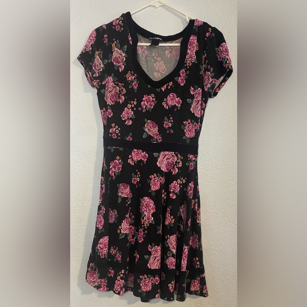 Hot Topic Floral Short Sleeved Dress